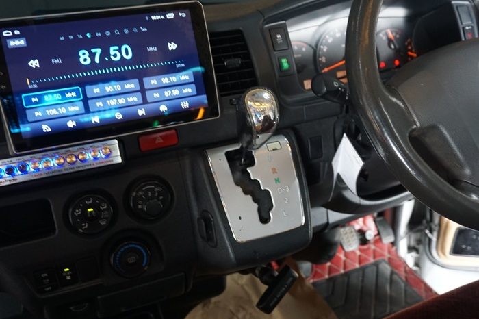 TOYOTA 2WD 2019 3.0 AT COMMUTER SILVER  1361 full