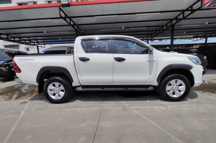 REVO PRE 2019 2.4E AT DOUBLE CAB WHITE  3961 full