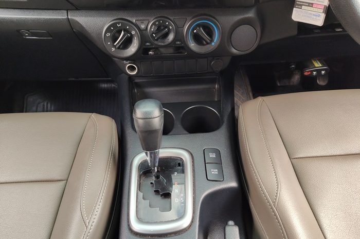 REVO PRE 2015 2.4E AT DOUBLE CAB WHITE  3107 full