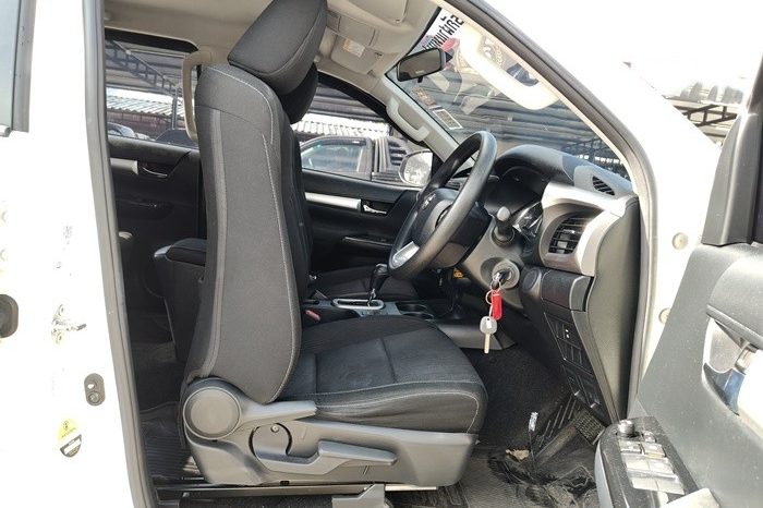 REVO PRE 2022 2.4 ENTRY AT DOUBLE CAB WHITE  6271 full