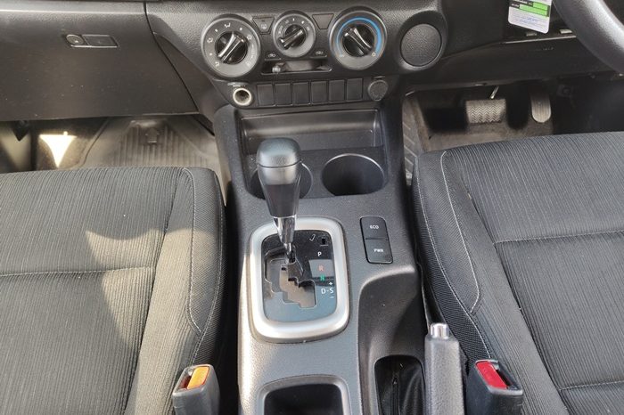 REVO PRE 2022 2.4 ENTRY AT DOUBLE CAB WHITE  6271 full