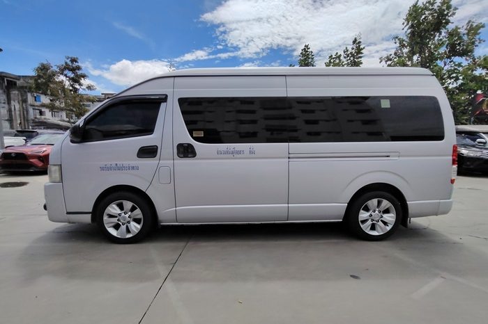 TOYOTA 2WD 2018 3.0 AT COMMUTER SILVER  4907 full