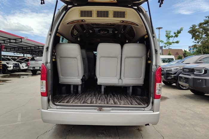 TOYOTA 2WD 2018 3.0 AT COMMUTER SILVER  4907 full