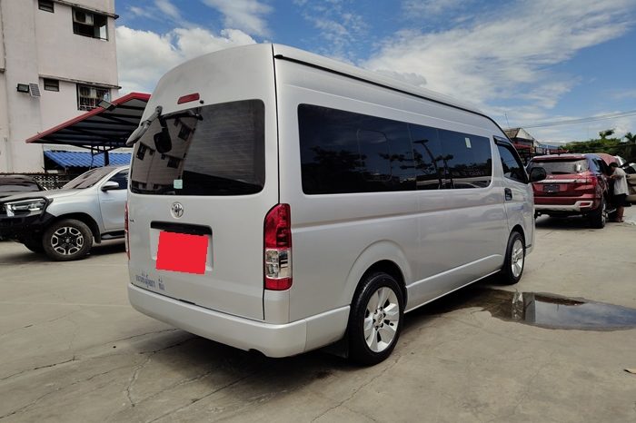 TOYOTA 2WD 2018 3.0 AT COMMUTER SILVER  4907 full