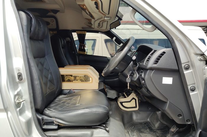 TOYOTA 2WD 2018 3.0 AT COMMUTER SILVER  4907 full