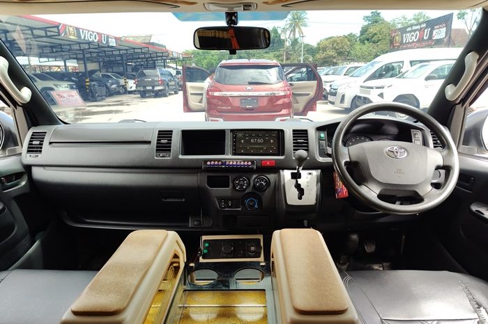 TOYOTA 2WD 2018 3.0 AT COMMUTER SILVER  4907 full