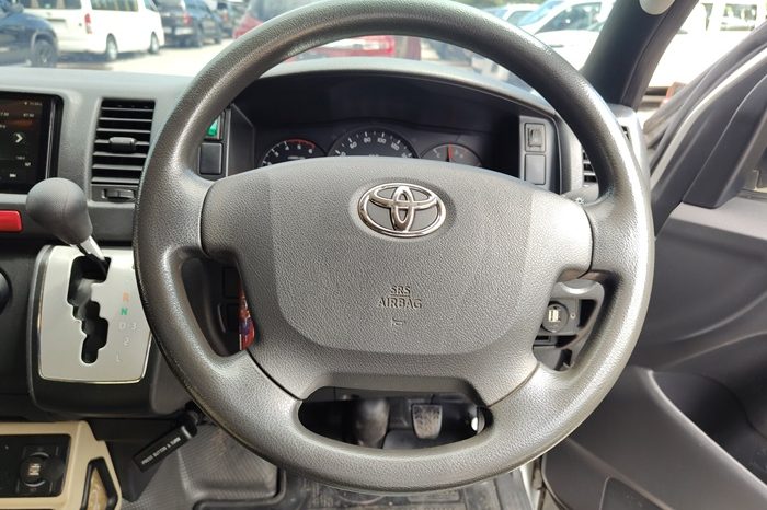 TOYOTA 2WD 2018 3.0 AT COMMUTER SILVER  4907 full