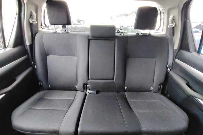 REVO PRE 2020 2.4E AT DOUBLE CAB SILVER  1947 full
