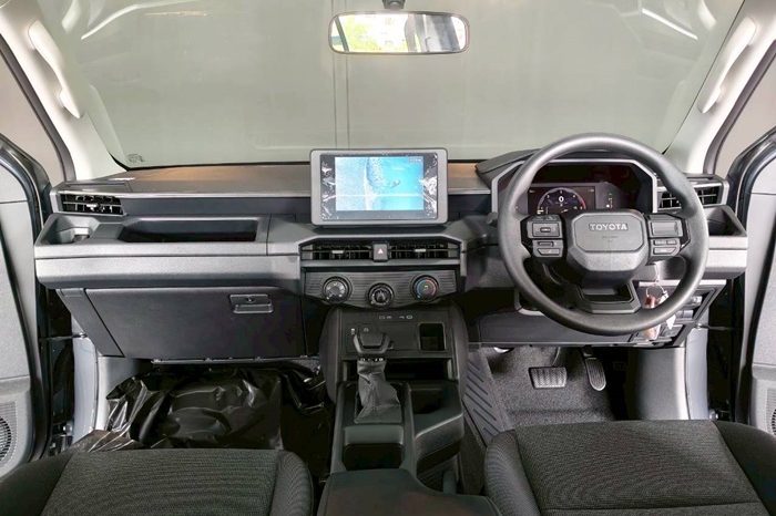 TRAVO SMART PRE 2026 2.8 AT DOUBLE CAB GREY  02295 full