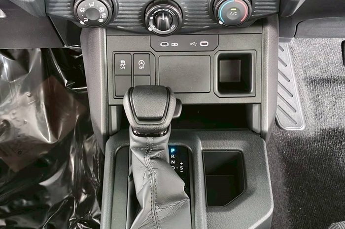 TRAVO SMART PRE 2026 2.8 AT DOUBLE CAB GREY  02295 full