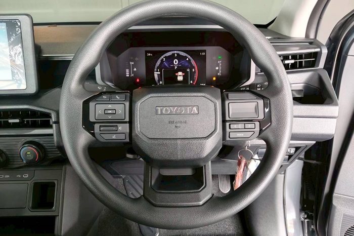 TRAVO SMART PRE 2026 2.8 AT DOUBLE CAB GREY  02295 full