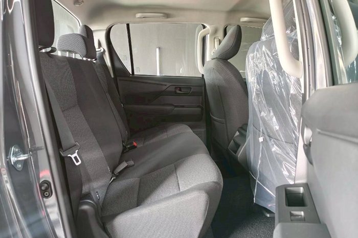 TRAVO SMART PRE 2026 2.8 AT DOUBLE CAB GREY  02295 full