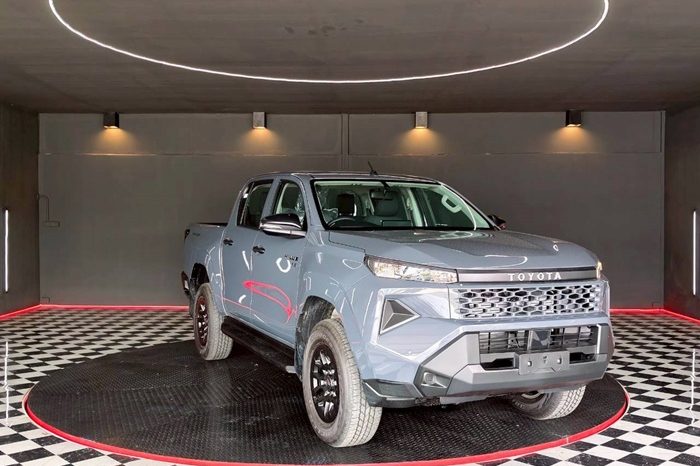 TRAVO SMART PRE 2026 2.8 AT DOUBLE CAB GREY  02295 full