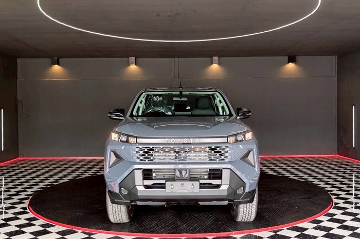 TRAVO SMART PRE 2026 2.8 AT DOUBLE CAB GREY  02295 full