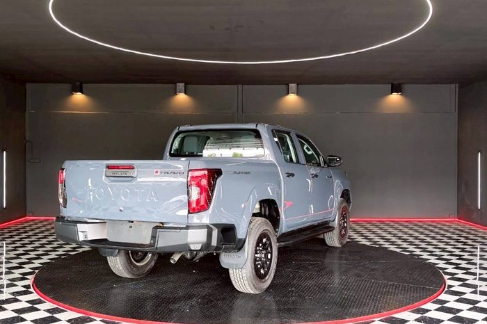 TRAVO SMART PRE 2026 2.8 AT DOUBLE CAB GREY  02295 full