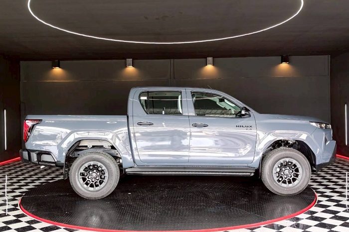 TRAVO SMART PRE 2026 2.8 AT DOUBLE CAB GREY  02295 full