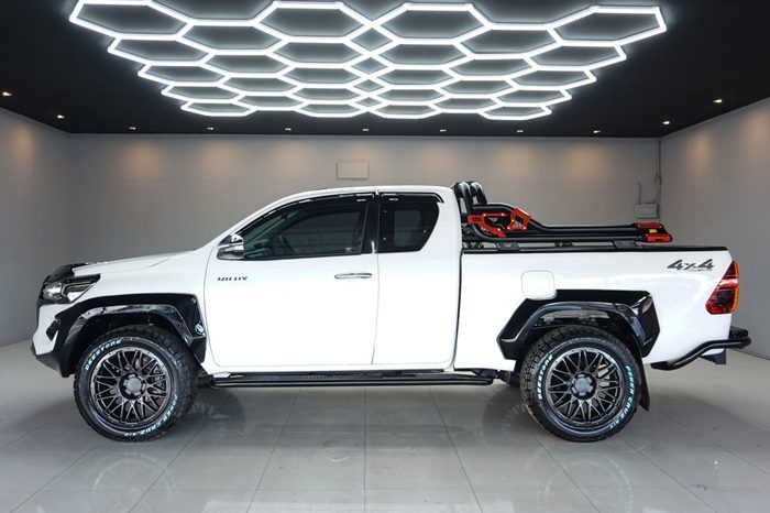 REVO 4WD 2016 2.4J AT SMART CAB WHITE  6041 full
