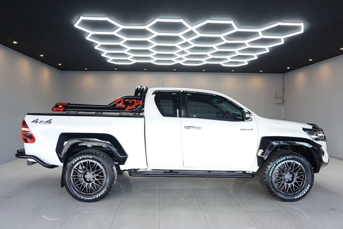 REVO 4WD 2016 2.4J AT SMART CAB WHITE  6041 full