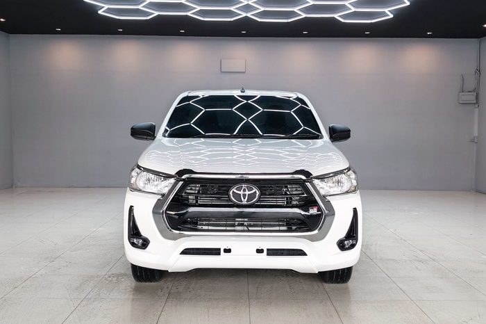 REVO 2WD 2018 2.4J MT STANDARD WHITE  8238 full