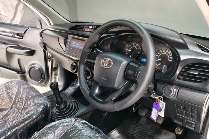 REVO 2WD 2018 2.4J MT STANDARD WHITE  8238 full