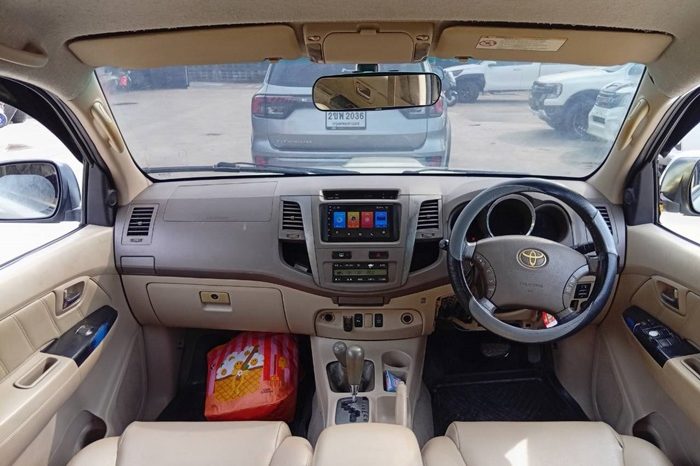 TOYOTA 4WD 2006 3.0V AT FORTUNER SILVER  9745 full