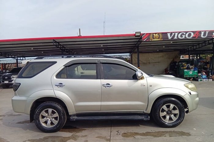 TOYOTA 4WD 2006 3.0V AT FORTUNER SILVER  9745 full
