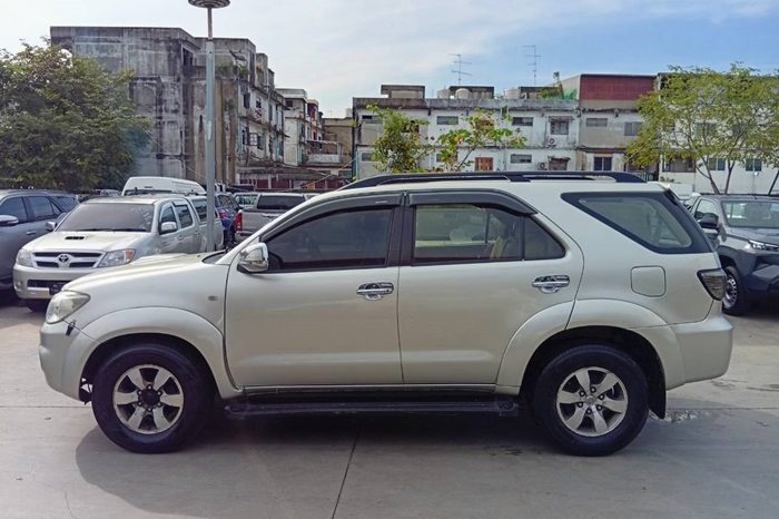 TOYOTA 4WD 2006 3.0V AT FORTUNER SILVER  9745 full